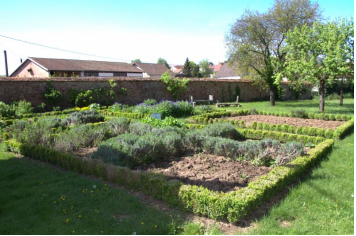 Jardins de la Maison Régionale des Arts de la Table OT Arnay-Liernais